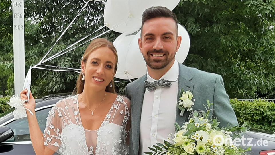 Ein Strauß Luftballons und viele gute Wünsche für das Brautpaar: Stephanie und Florian Ziegler trauen sich in der Pfarrkirche in Schirmitz. Bild: ise