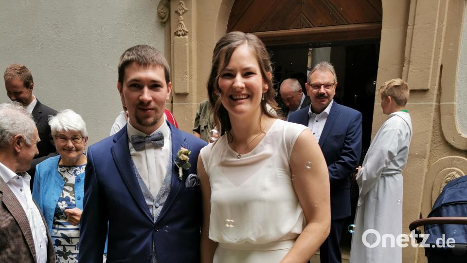 Das Brautpaar vor der Wallfahrtskirche beim Gratulations-„Parcours“. Bild: hzi