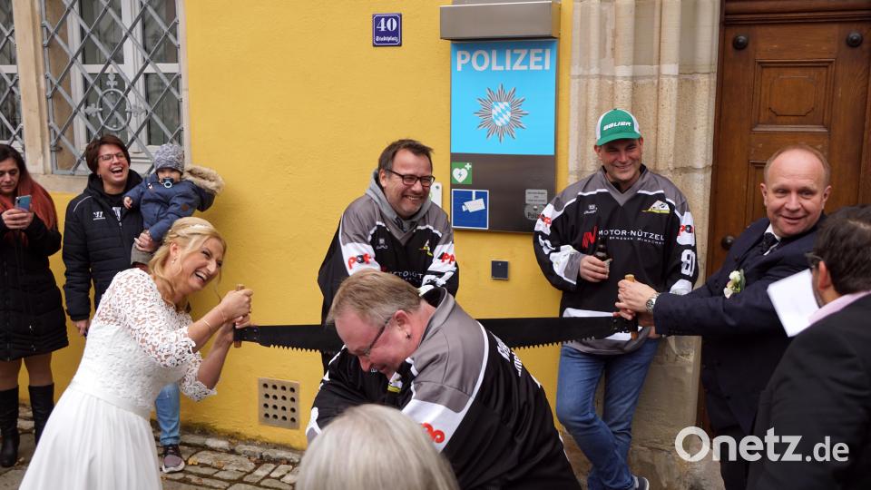 Spalier standen nach der Trauung Eishockeyspieler des SC Bayreuth und die Mitarbeiter der Immenreuther Gemeindeverwaltung, die eine besondere Geburtstagstorte als Geschenk überreichten und einen Sägebock aufstellten. Bild: bkr