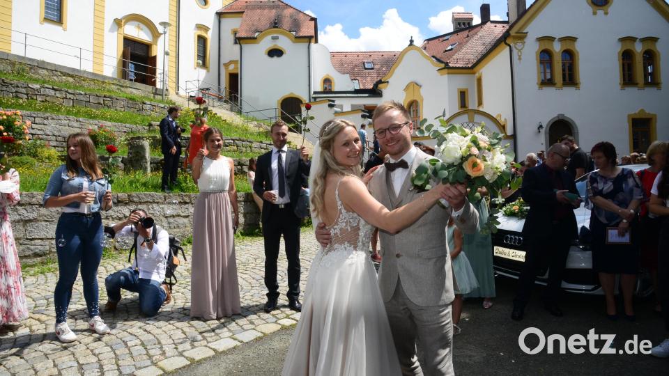 Christoph und Claudia Müllhofer im Glück: Nach ihrer standesamtlichen Hochzeit 2020 gaben sich die beiden nun kirchlich das "Ja"-Wort. Bild: bey