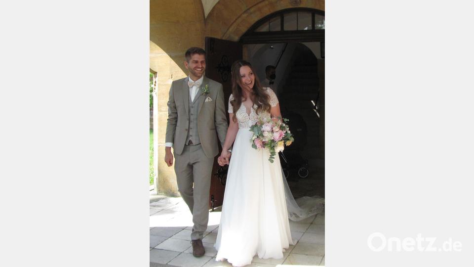 Zu den Klängen von "StarWars" nach einem Arrangement von Hanns-Friedrich Kaiser zogen Julia und Johannes Grill nach der Trauung aus der Kirche. Bild: sei