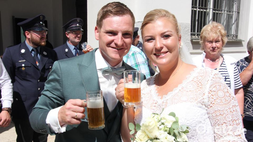 Judith und Christian Beer traten vor den Traualtar. Ein kalter Oppl-Zoigl nach der kirchlichen Hochzeit durfte nicht fehlen. Bild: kro