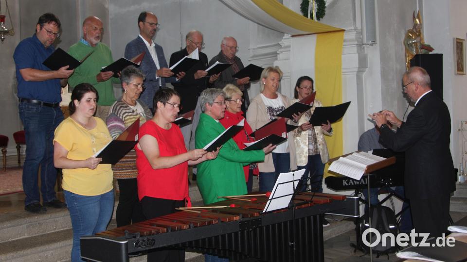 Der Kirchenchor unter der Leitung von Werner Fritsch (rechts) wechselte sich mit dem Singkreis Cantiamo ab. Bild: wro