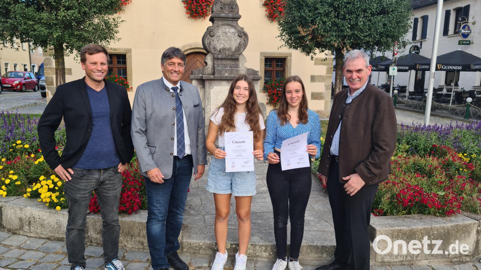 Kulturmanager Pirmin Balk, Bürgermeister Edgar Knobloch, Zweitplatzierte Isabel Müller, Siegerin des Logo-Wettbewerbs Sonja Eckert und Vizepräsident des Oberpfälzer Kulturbundes Erich Tahedl (von links) freuen sich schon auf den Nordgautag 2024 in Grafenwöhr. Bild: sne