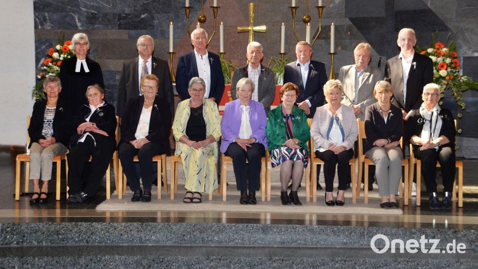 Diamantene Konfirmation feierten diese Jubilarinnen und Jubilare. Bild: Fotohaus Jäger e.K./exb