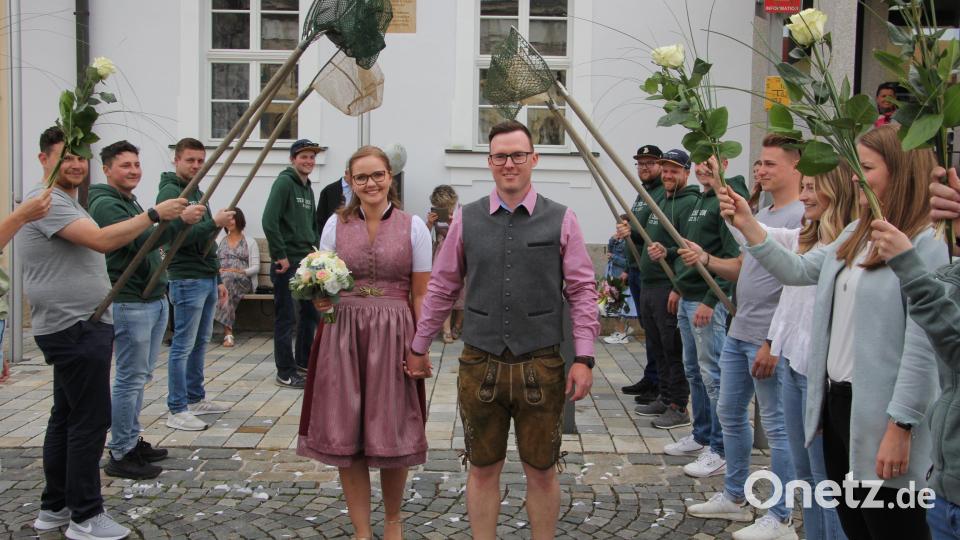 Ein langes Ehrenspalier durchschritten Lena Schnurrer und Lars Siller. Bild: kro