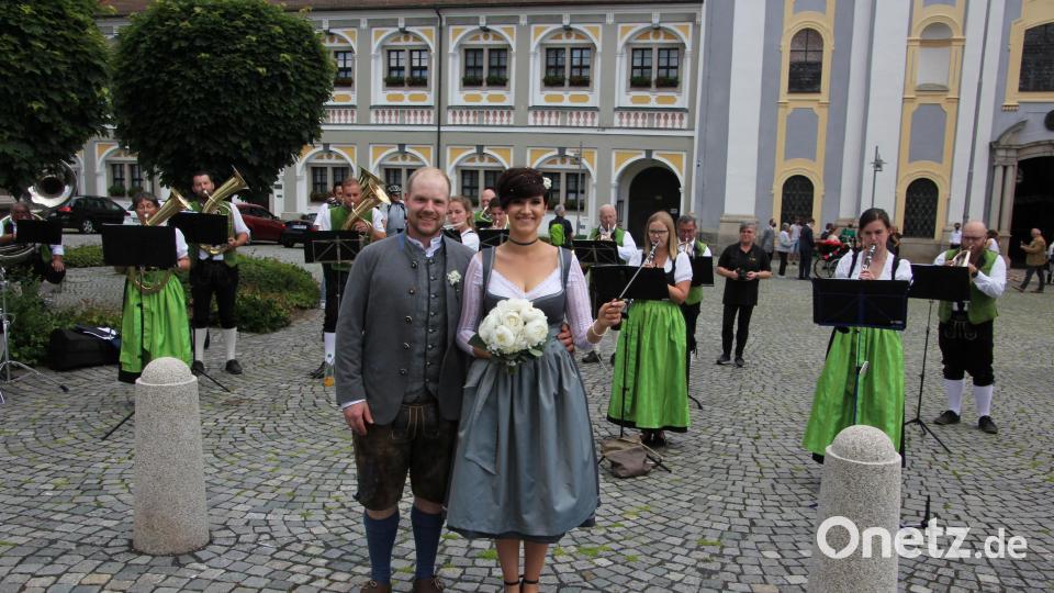 Die Stiftländer Jugend- und Blaskapelle spielte tüchtig auf am Basilikaplatz: Franziska Härtl – hier mit ihrem Ehemann Christoph Härtl – durfte die Musiker auch dirigieren. Bild: kro