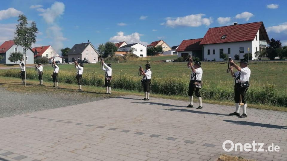 Die Kastler Böllergruppe beim lautstarken Empfang am Schützenhaus. Bild: rwo