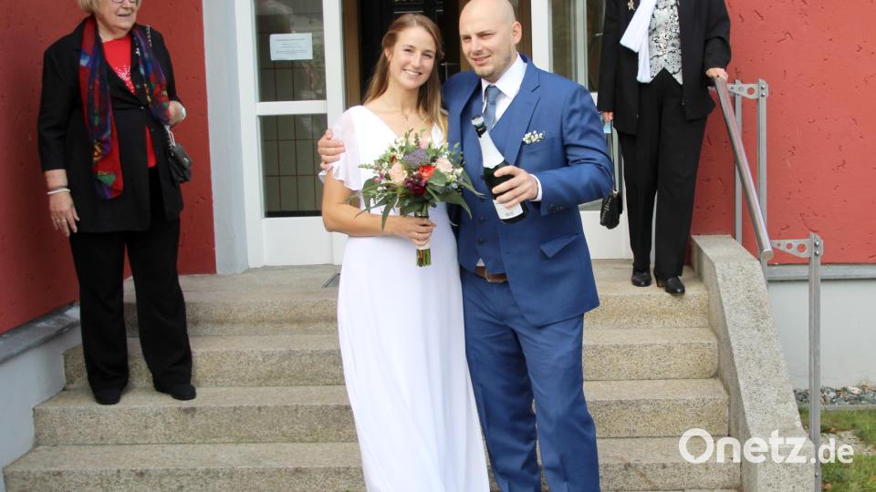 Das Brautpaar Marina Hastler und Vladimir Plakhotnik nach der standesamtlichen Trauung auf der Rathaustreppe. Bild: fsb