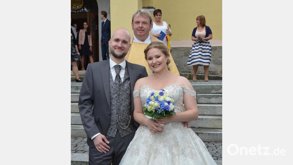 Eine Traumhochzeit feierten Thomas und Katharina Meyer. Pfarrer Albert Hölzl traute das Paar. Viele Verwandte und Freunde begleiteten das Paar in den siebten Ehehimmel. Bild: dob