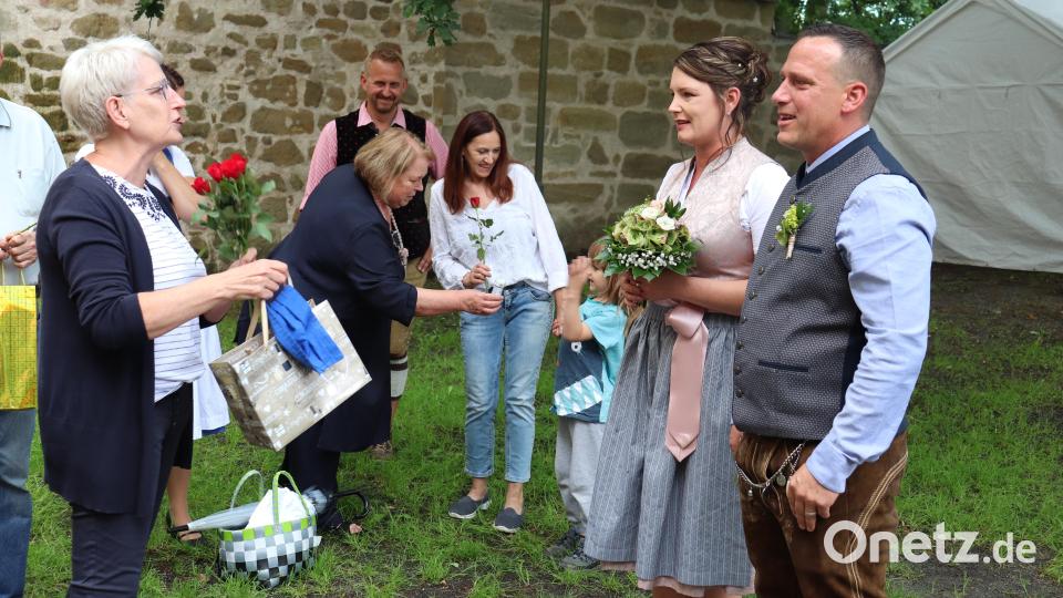 Conny Spitaler überbringt mit anderen Grafenwöhrer SPD-Mitgliedern – unter Einhaltung des Sicherheitsabstands – den frisch vermählten die besten Wünsche. Bild: myd
