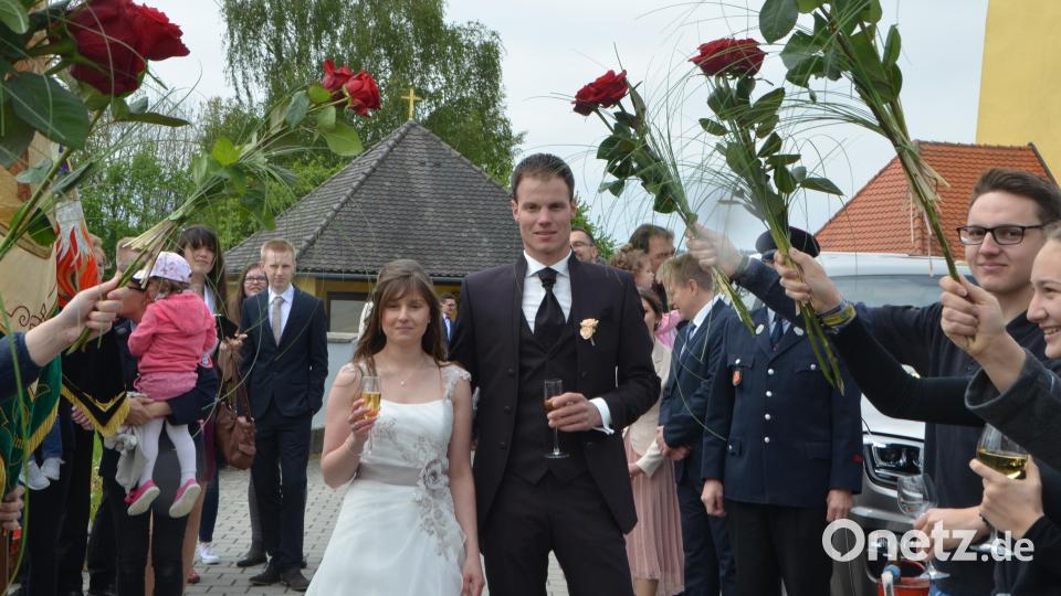 Die Hochzeit des Ehepaars Ramona Wildenauer und Tobias Scharl erregte in Oberlind viel Aufsehen. Katholischer Burschenverein Altenstadt, Katholische Landjugend, Freiwillige Feuerwehr, Arbeitskollegen und viele Verwandte und Freunde säumten den Weg nach der Trauung. Erstere leisteten sogar wichtige Freundschaftsarbeit beim Kennenlernen des Paars. Bild: dob