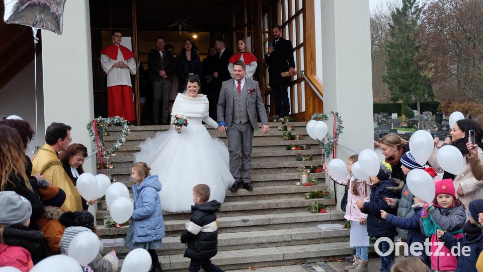 Fabian und Nora Weidensteiner wurden nach der Trauung von zahlreichen Gratulanten empfangen. Bild: wlr