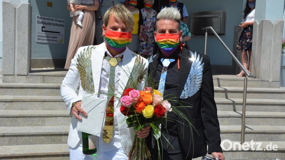 Andy Neumaier (links) und sein Partner Heiko Langas ließen sich am Samstagnachmittag im Mitterteicher Rathaus trauen. Beide tragen künftig den Nachnamen Neumaier. Bild: jr