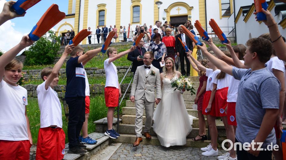Mitglieder der Ortsgruppe der Wasserwacht bildeten mit Schwimmflossen das Spalier für das Brautpaar. Bild: bey