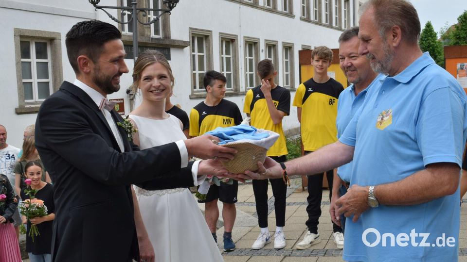 Für eine gelungene Überraschung sorgte der Bienenzuchtverein Edelsfeld bei der Hochzeitsfeier seines Kassiers Daniel Kraus. Fünfzehn Mitglieder des Vereins standen mit Imkerbesen oder Federwisch Spalier vor der St. Ägidius-Kirche in Vilseck. Bild: wfe