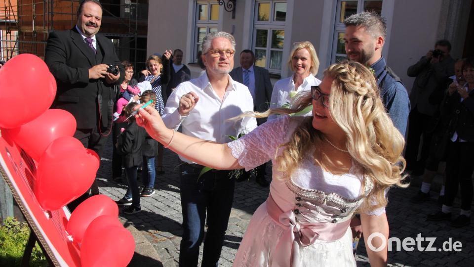 Das Brautpaar musste auf rote Luftballos, die mit Reis gefüllt waren, spickern. Bild: kro