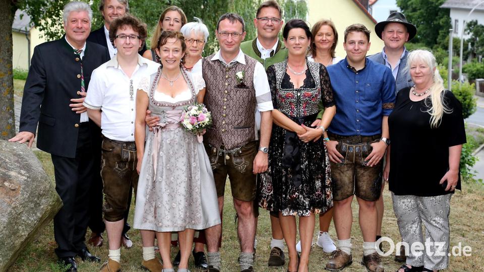 Petra und Horst Dilling mit ihren Hochzeitsgästen Bild: omu