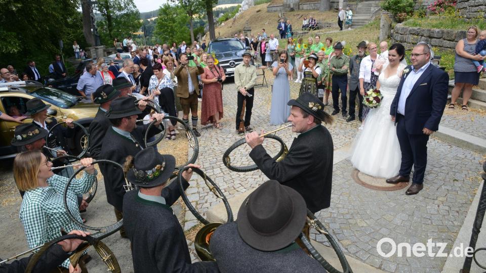 Die "Grenzland-Jagdhornbläser" gratulieren mit jagdlichen Signalen dem Brautpaar. Bild: bey