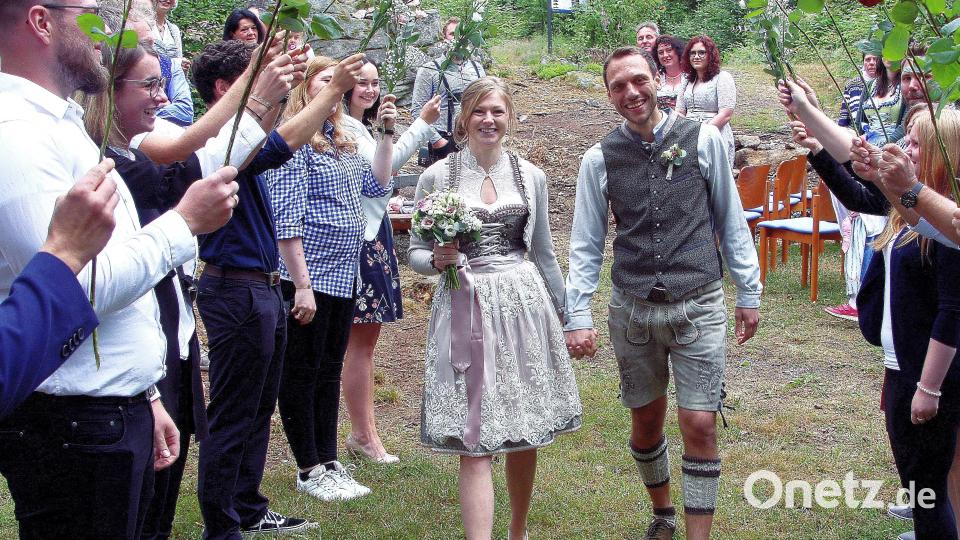 Mit einem Rosen-Spalier gratulierten die Kollegen im Rathaus dem frischgebackenen Ehepaar Kathrin und Florian Heinl aus Langentheilen. Bild: wro