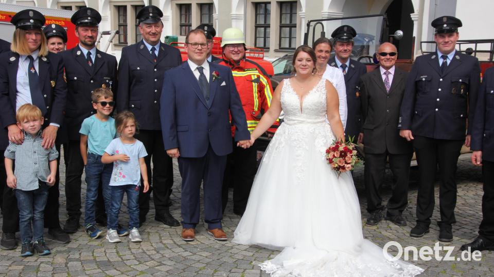 Kommandant Uwe Friedrich und seine Melanie im Kreis von Mitgliedern der Feuerwehr Querenbach. Mit dabei auch Pfarrer Sven Grillmeier in Schutzkleidung. Bild: kro