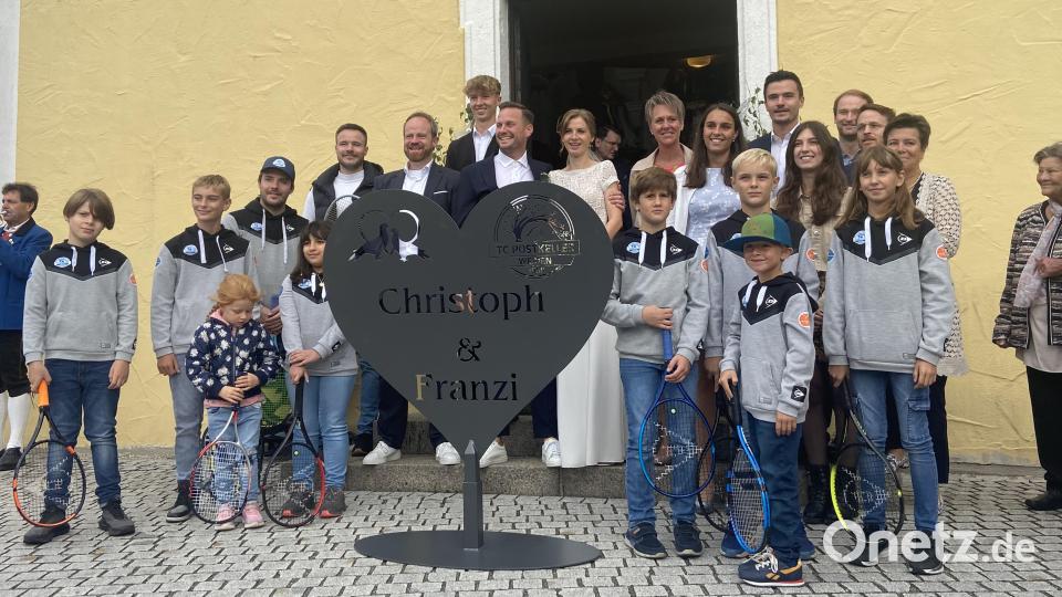 Die Tennisjugend, die Christoph Gradl beim TC Postkeller trainierte, war mit Vorstand Heiko Hauer zum Spalierstehen angetreten. Bild: kki