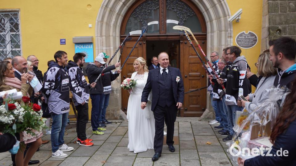 Spalier standen nach der Trauung Eishockeyspieler des SC Bayreuth und die Mitarbeiter der Immenreuther Gemeindeverwaltung, die eine besondere Geburtstagstorte als Geschenk überreichten und einen Sägebock aufstellten. Bild: bkr