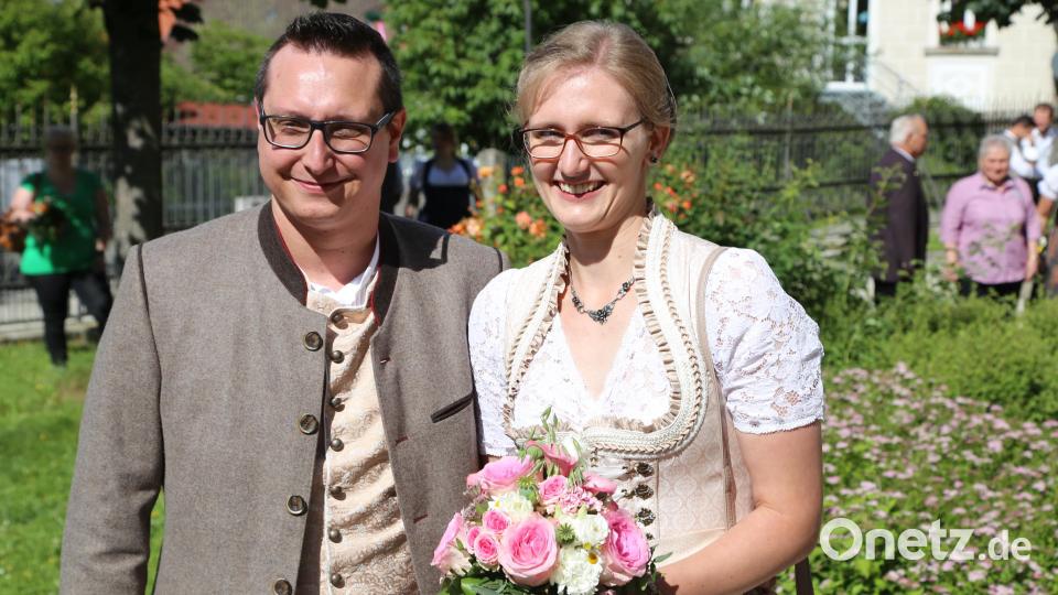 Mit einem Jahr Verspätung konnten sich Benjamin und Evelyn Nastvogel auch kirchlich das Jawort geben. Bild: Roland Wellenhoefer