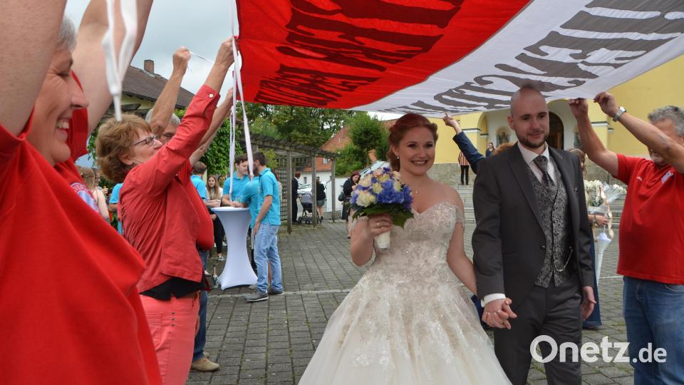 Eine Traumhochzeit feierten Thomas und Katharina Meyer. Pfarrer Albert Hölzl traute das Paar. Viele Verwandte und Freunde begleiteten das Paar in den siebten Ehehimmel. Bild: dob