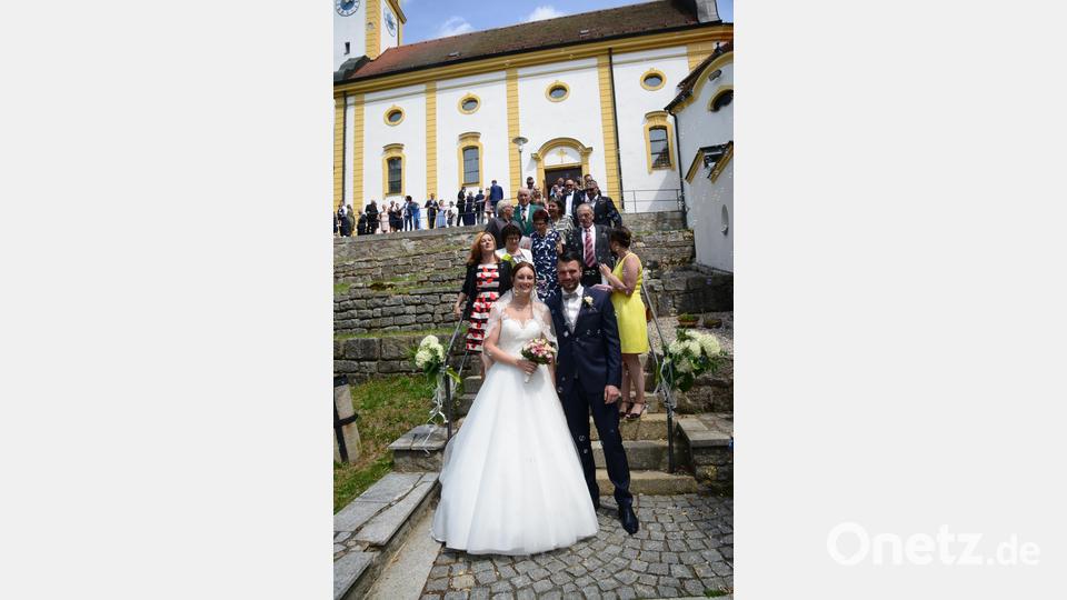 Christian und Simone Ertl, geborene Hösl, freuen sich nach der Trauung in der Kreuzbergkirche über die Glückwünsche. Bild: bey