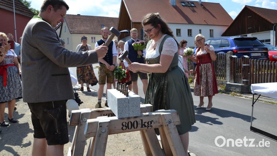 Ihr Können unter Beweis zu stellen hatte das Brautpaar beim Spalten eines Steines. Bild: gi