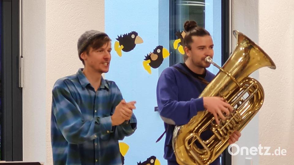 Das Team der Bezirksheimatpflege beim Singen und Musizieren an der Grundschule in Freudenberg. Bild: gri