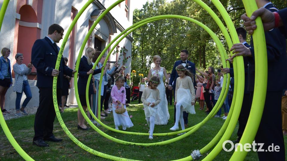 Vor der Kirche erwartet das Brautpaar ein buntes Spalier. Bild: szl