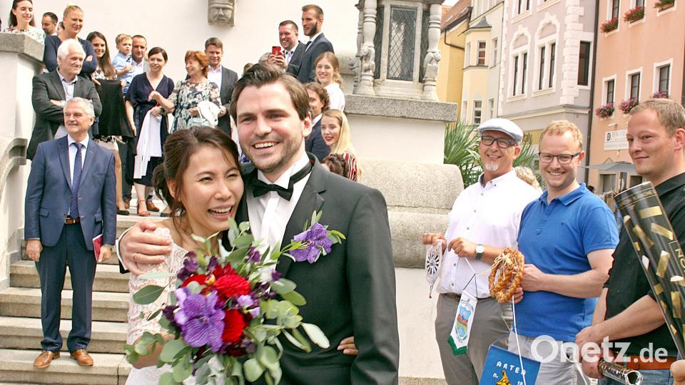 Freunde, Familie und der Round-Table Weiden gratulieren dem vermählten Paar. Bild: R. Kreuzer