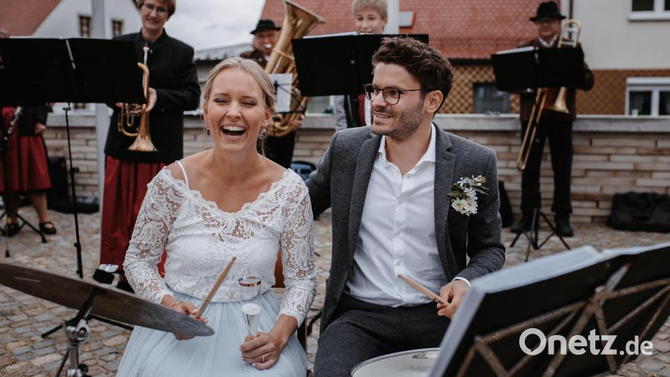 Christoph Gmeiner und Line Straub gaben sich in den neu sanierten Räumen der Fronfeste in Tirschenreuth das Ja-Wort. Gmeiners ehemalige Musikerkollegen überraschten das Brautpaar nach der Hochzeit. Bild: Markus Werner/exb