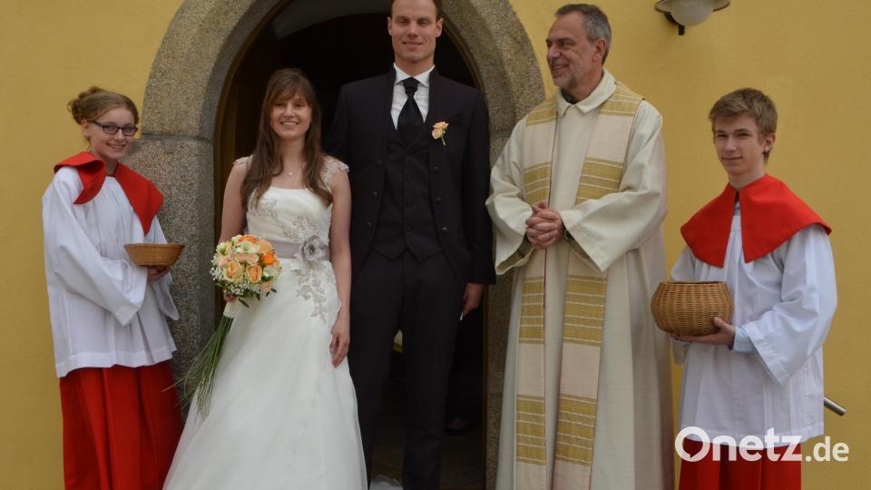 Die Hochzeit des Ehepaars Ramona Wildenauer und Christian Scharl erregte in Oberlind viel Aufsehen. Katholischer Burschenverein Altenstadt, Katholische Landjugend, Freiwillige Feuerwehr, Arbeitskollegen und viele Verwandte und Freunde säumten den Weg nach der Trauung. Erstere leisteten sogar wichtige Freundschaftsarbeit beim Kennenlernen des Paars. Bild: dob