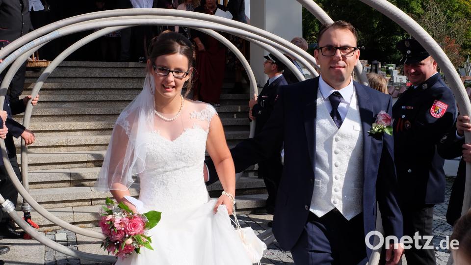 Markus Uschold und seine Maria (geborene Ertl) geben sich in der katholischen Nikolauskirche das Ja-Wort. Nach der Trauung durchschreiten sie ein Schlauchspalier. Bild: wlr