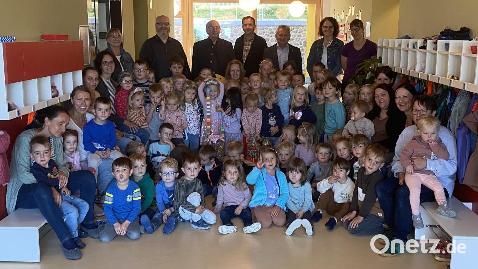 Marga Frey-Käsbauer (vorletzte Reihe Mitte) im Kreise der Kinder und Gratulanten Bild: Josef Glas