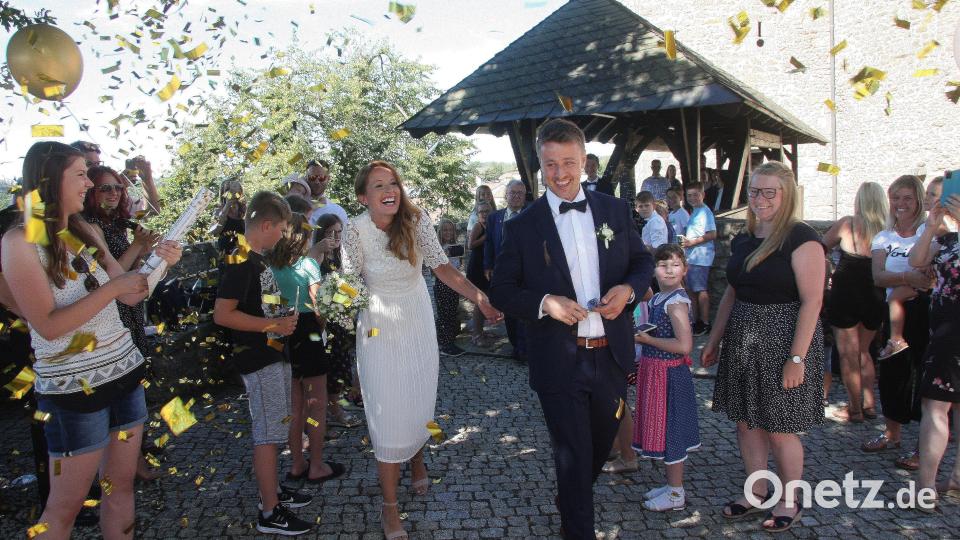 Auf das Brautpaar wartete ein bunter Konfettiregen, den die Freunde für Julia und Alexander vorbereitet hatten. Bild: wro