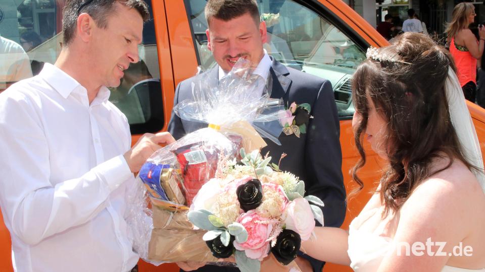 HPZ-Vorstandsvorsitzender Christian Stadler (links) gratuliert Amanda Zumwalt (rrechts) und Alfons Thoma (Mitte) zur standesamtlichen Hochzeit. Bild: Stephan Landgraf/exb