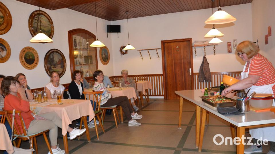 Ein gesunder Gemüsekochabend mit Fachlehrerin Margret Lukas-Fuchs beim Frauenbund Etzgersrieth. Bild: gi