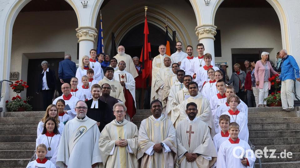 Unter den Pfarrern, die zur Einführung von Donald Adaikalam Michael (vorne, Mitte) nach Rosenberg gekommen waren, befanden sich zahlreiche seiner indischen Landsleute. Bild: mfh