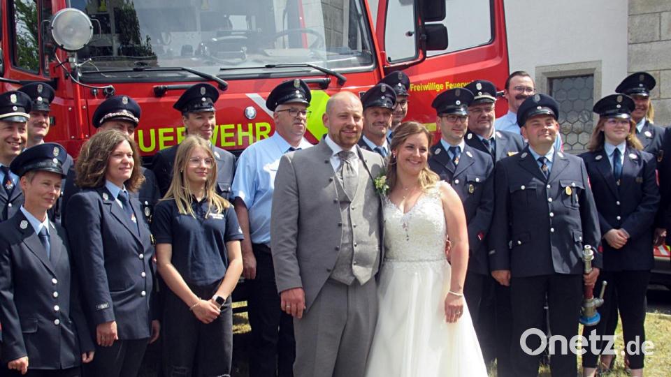 Maria und Christopher sind ehrenamtlich aktiv, deshalb gratulierten viele Vereine aus Brand und Nagel. Bild: Paula König/exb