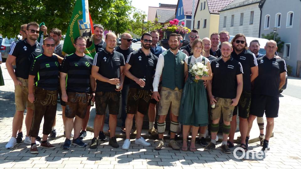 Stolz stellen sich die SV&#039;ler zum Foto mit dem Brautpaar auf. Bild: hme