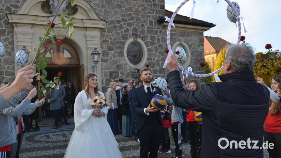 Die Fußballer aus Tännesberg und die Volleyballer aus Vohenstrauß bereiteten Katharina Oikarinen und Peter Rackl nach der Trauung in der katholischen Stadtpfarrkirche einen großartigen Empfang. Natürlich bewiesen die beiden Sportler ihre Treffsicherheit. Bild: dob