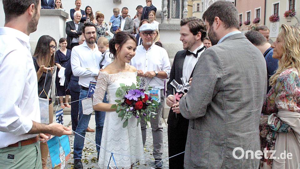 Freunde, Familie und der Round-Table Weiden gratulieren dem vermählten Paar. Bild: R. Kreuzer