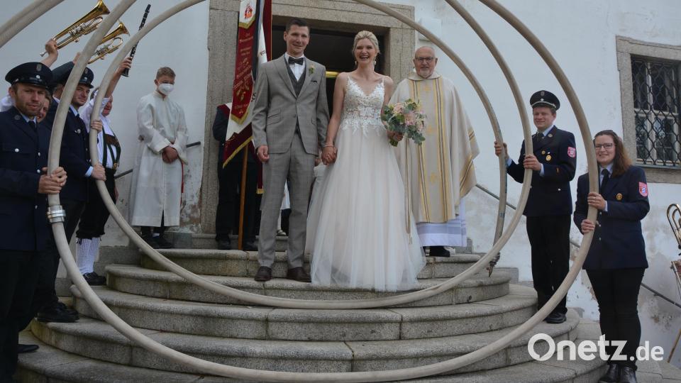 Mit Feuerwehrschläuchen bildete die Feuerwehr Pechofen für Katharina und Johannes Zintl beim Verlassen der Leonberger Pfarrkirche ein Ehrenspalier. Mit dabei noch die Jungbauernschaft, der Ring junger Landfrauen und die Blaskapelle Ernestgrün. Bild: jr