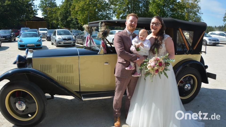 Michaela und Christoph Richter mit ihrer elf Monate alten Tochter Emelie vor dem Hochzeitsauto, einem 94 Jahre alten Steyr-Oldtimer sechs Zylindern und 30 PS. Bild: jr