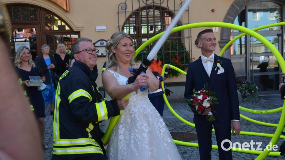 Sogar das Hochzeitsauto wurde nass gespritzt. Bild: doj