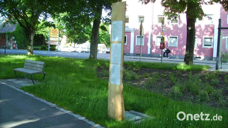 Wind und Wetter haben Spuren an den Poesiebrettern im Dietl-Park hinterlassen. Zwei davon sollen jetzt durch Stahlstelen ersetzt, eine dritte Metallstele im Obstgärtchen aufgestellt werden. Bild: bjp